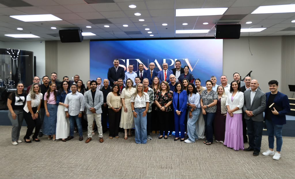 Preletores e participantes do SENAPEV 2026 reunidos diante do palco